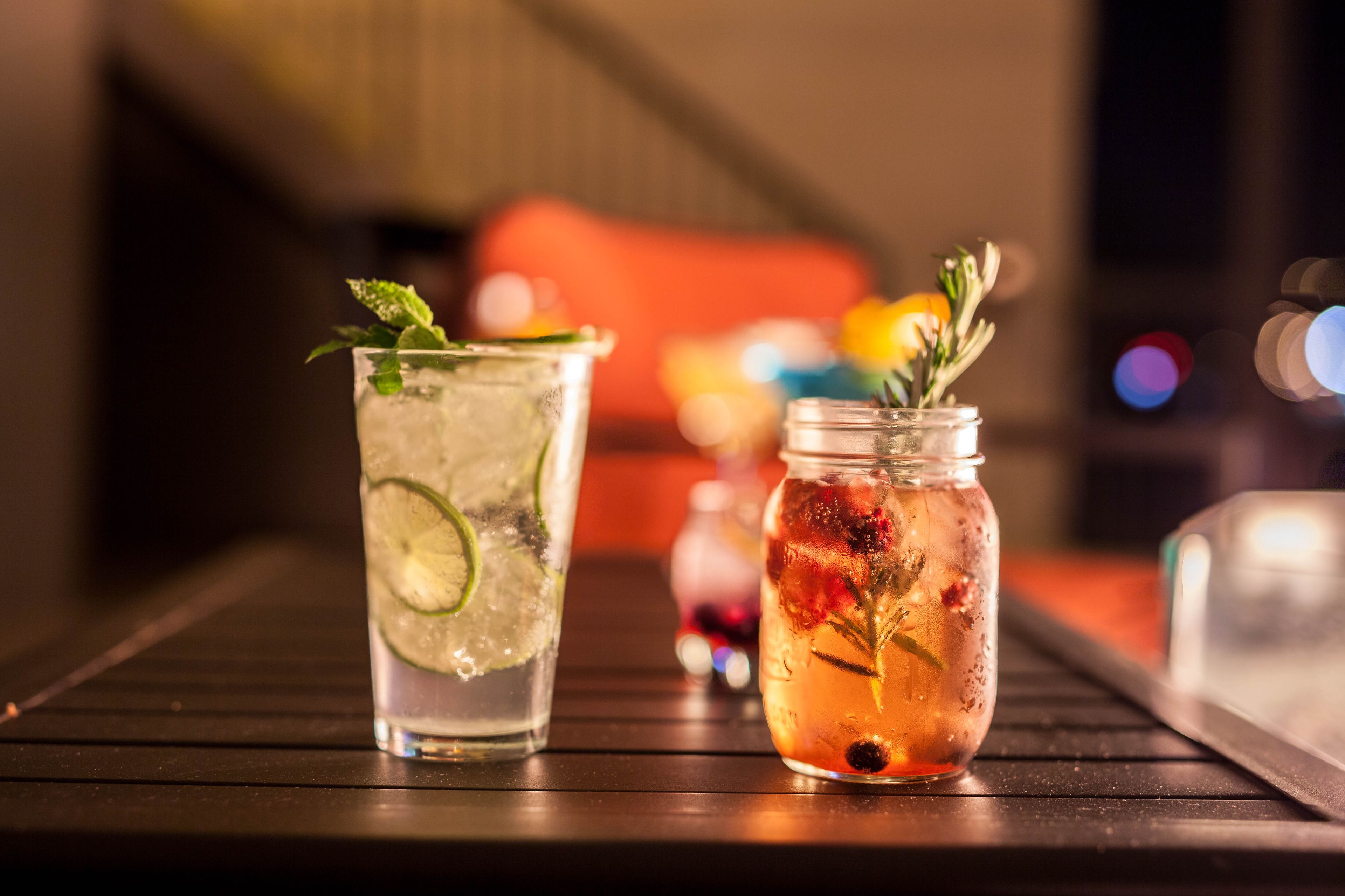 Deux verres posés sur le comptoir en bois du bar.