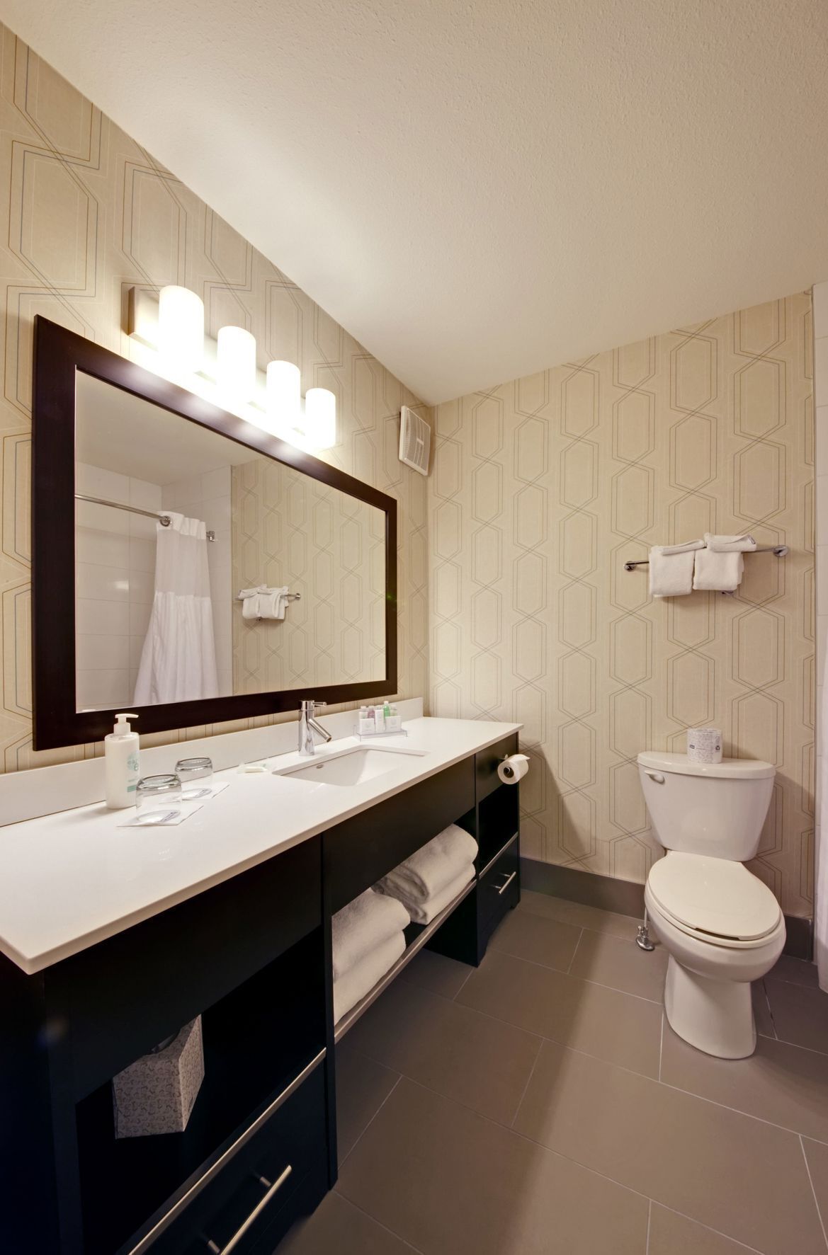 Bathroom | Combined shower/tub, eco-friendly toiletries, hair dryer, towels