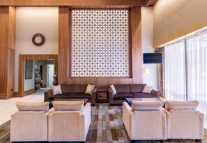 Lobby sitting area - Coast Kamloops Hotel & Conference Centre (Kamloops)