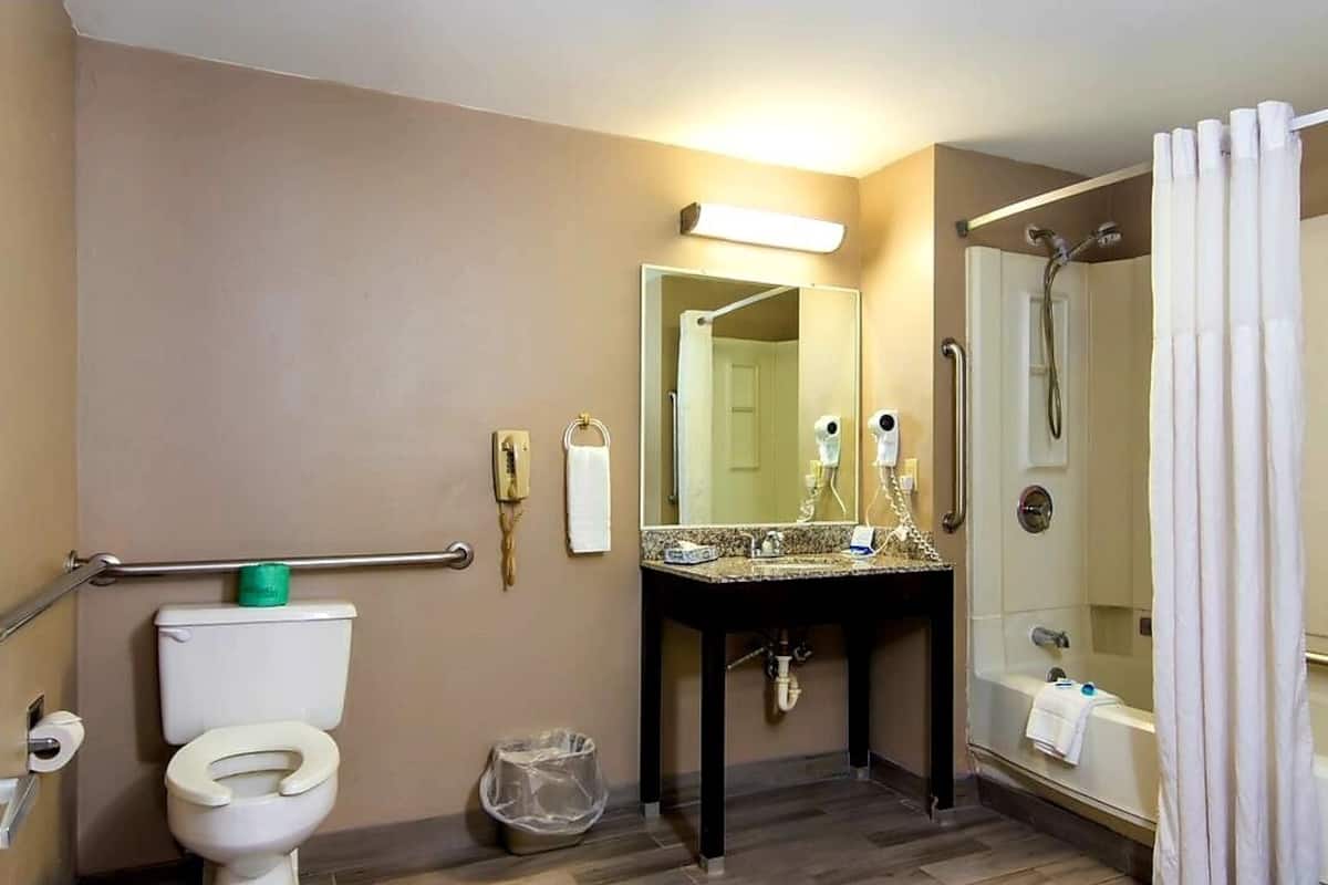 Een bad/douchecombinatie, gratis toiletartikelen, een haardroger