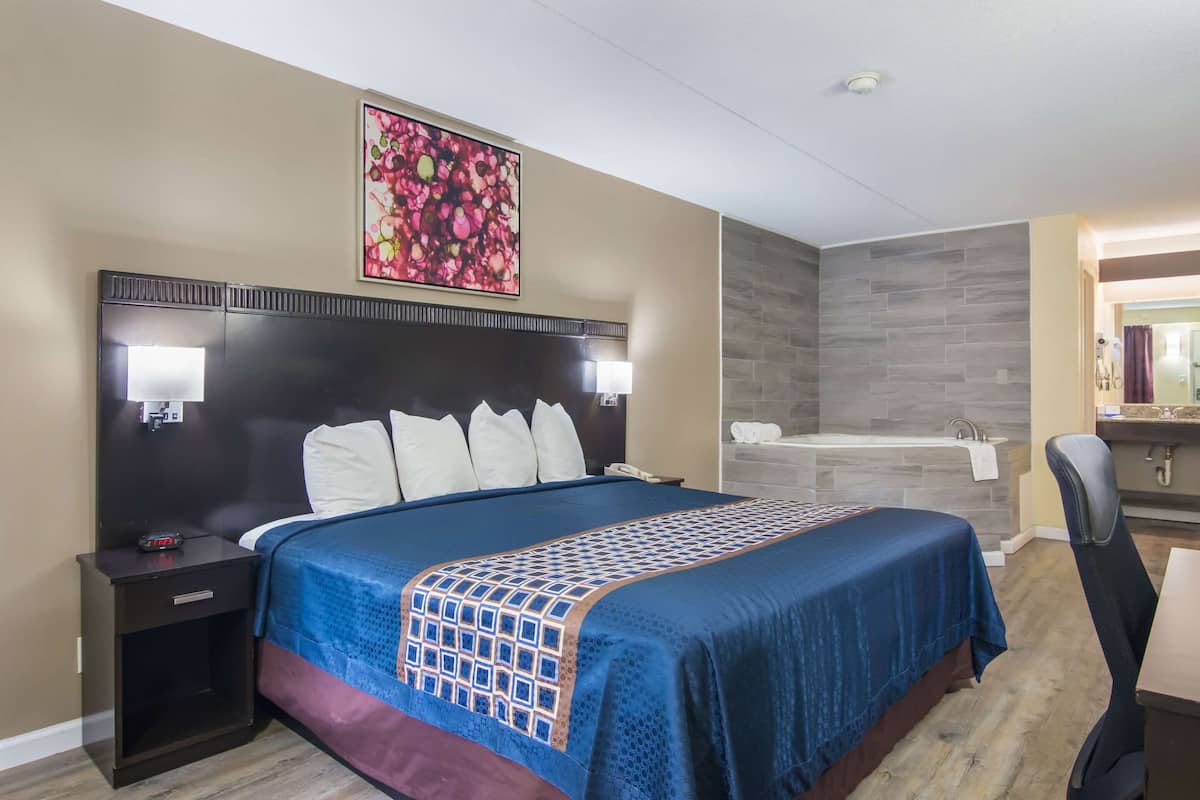 Suite, 1 King Bed, Smoking