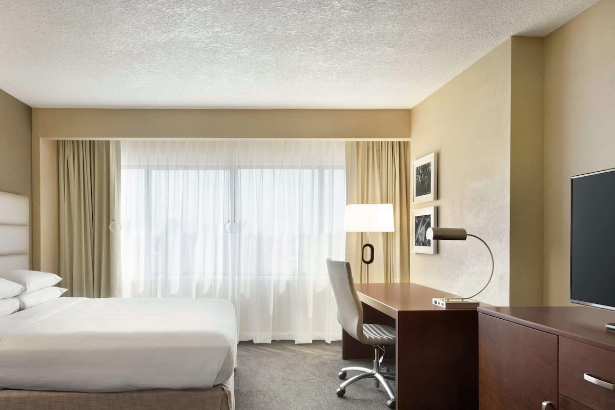 Pillowtop beds, in-room safe, desk, blackout drapes