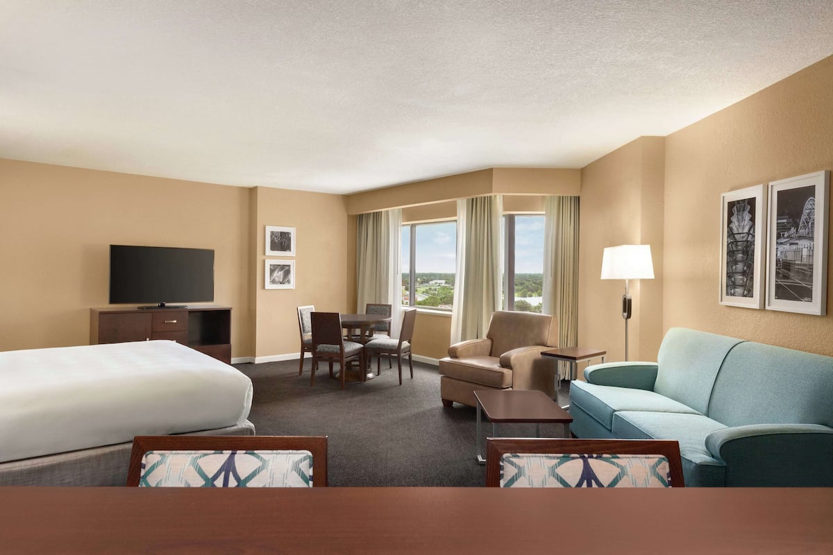 Pillowtop beds, in-room safe, desk, blackout drapes