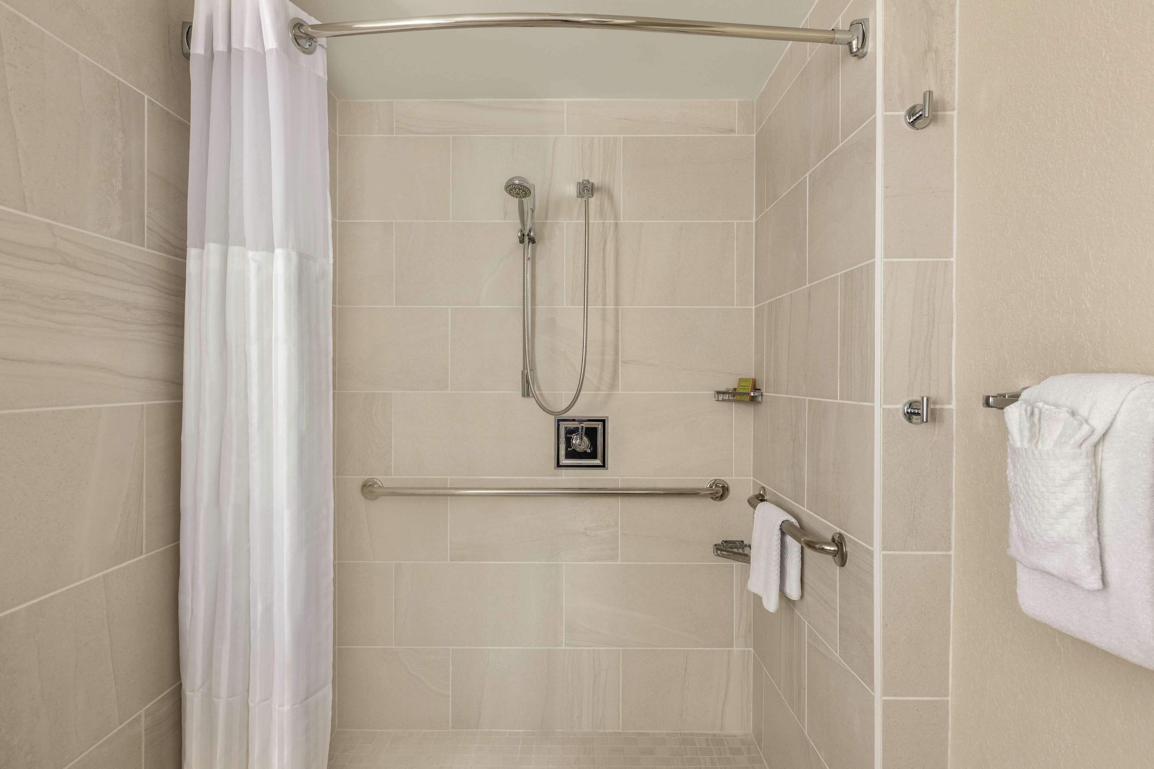 Combined shower/bathtub, free toiletries, hair dryer, towels