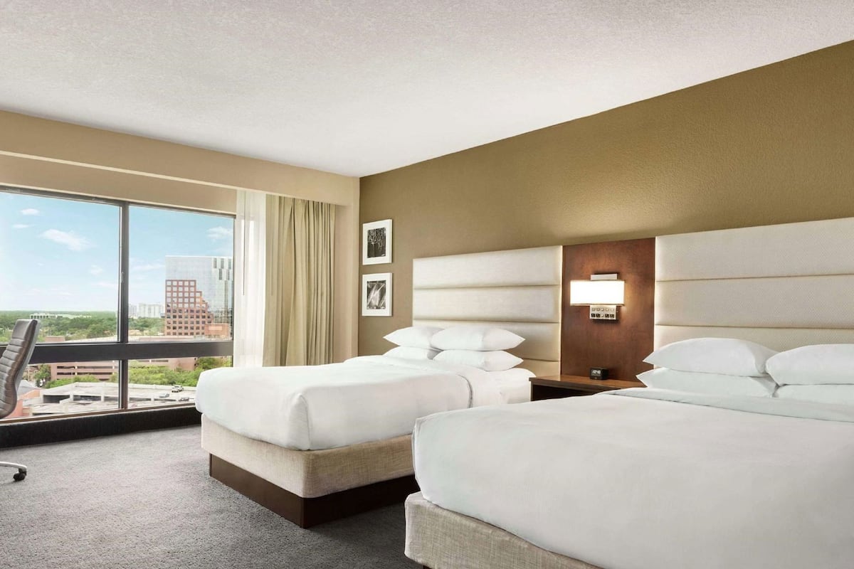 Pillowtop beds, in-room safe, desk, blackout drapes