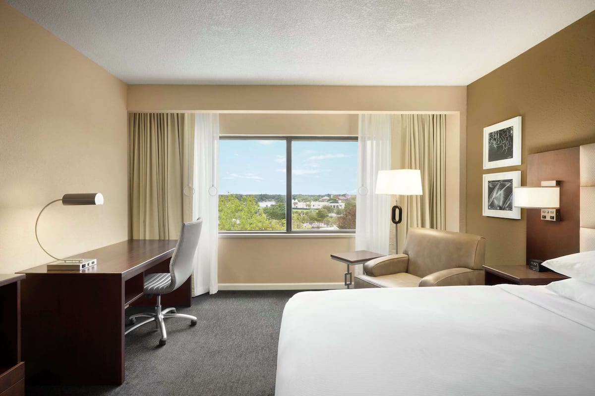 Room, 1 King Bed, Accessible, Non Smoking (Roll-In Shower) | Pillowtop beds, in-room safe, desk, blackout drapes
