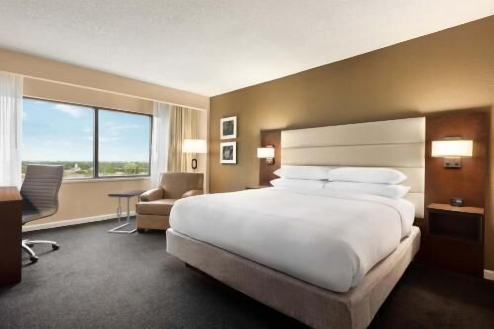 Pillowtop beds, in-room safe, desk, blackout drapes