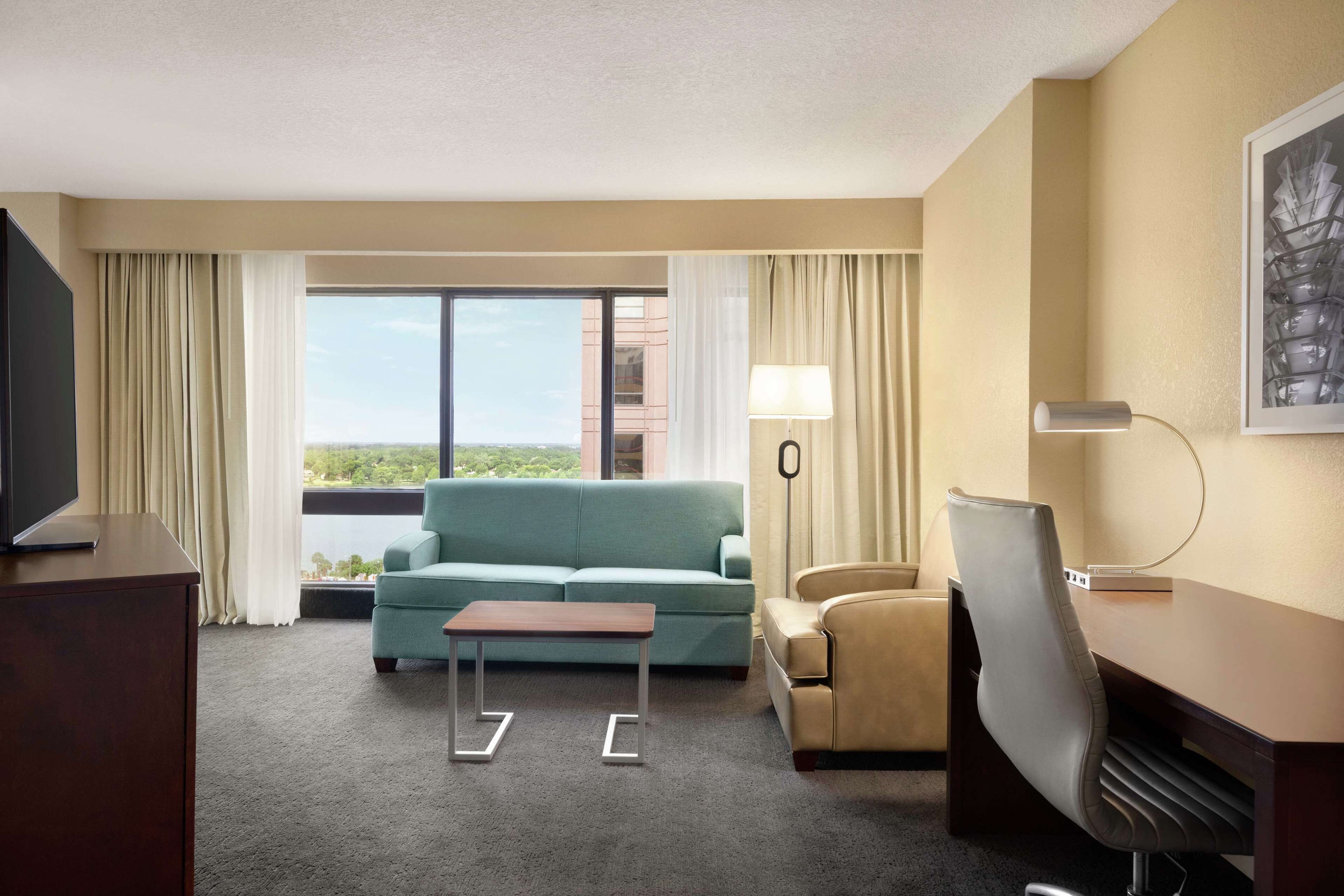 Suite junior, 1 cama King size | Camas con pillow-top, caja de seguridad en la habitación y escritorio 