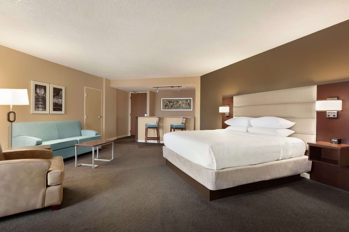 Pillowtop beds, in-room safe, desk, blackout drapes