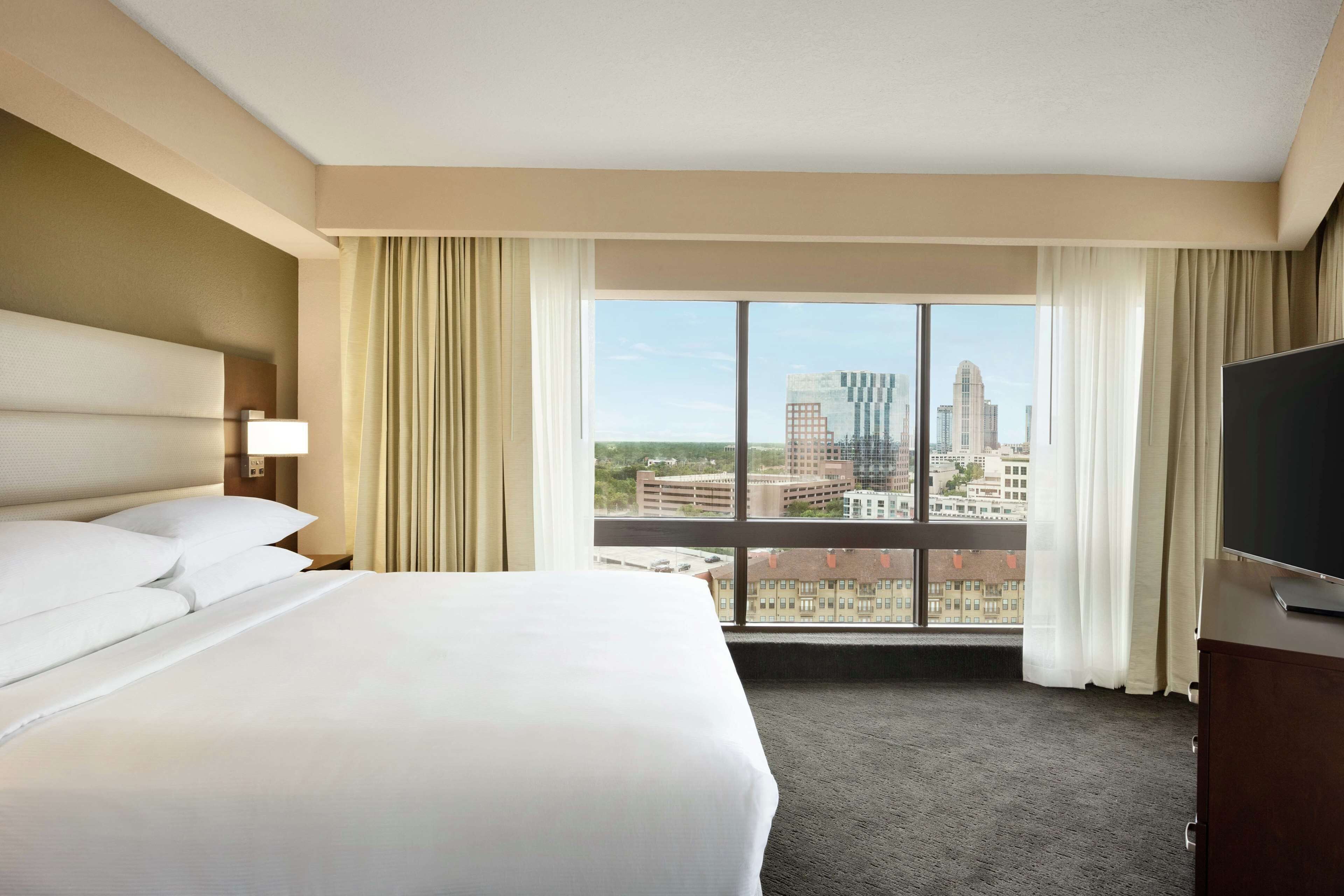 Pillowtop beds, in-room safe, desk, blackout drapes