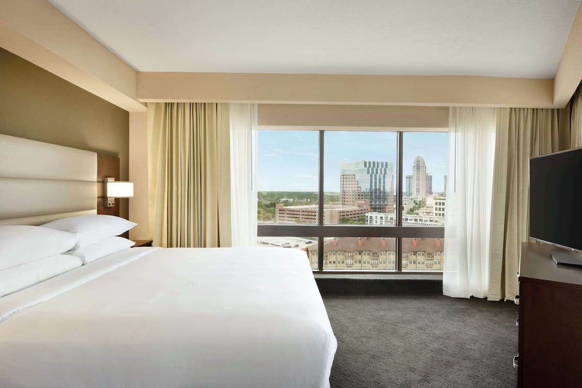 Pillowtop beds, in-room safe, desk, blackout drapes