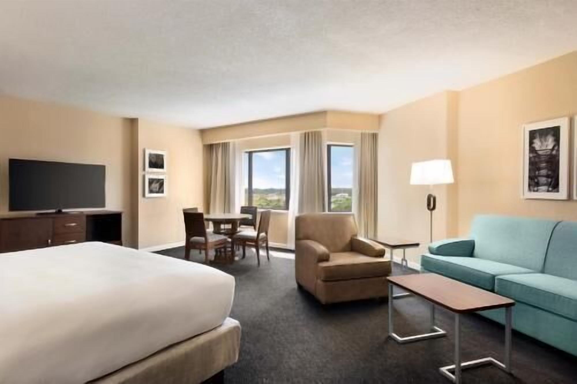 Pillowtop beds, in-room safe, desk, blackout drapes