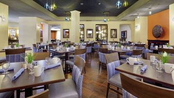 Dagelijks uitgebreid ontbijt (USD 17.95 per persoon)