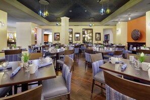 Se ofrece un desayuno completo (17.95 USD por persona)