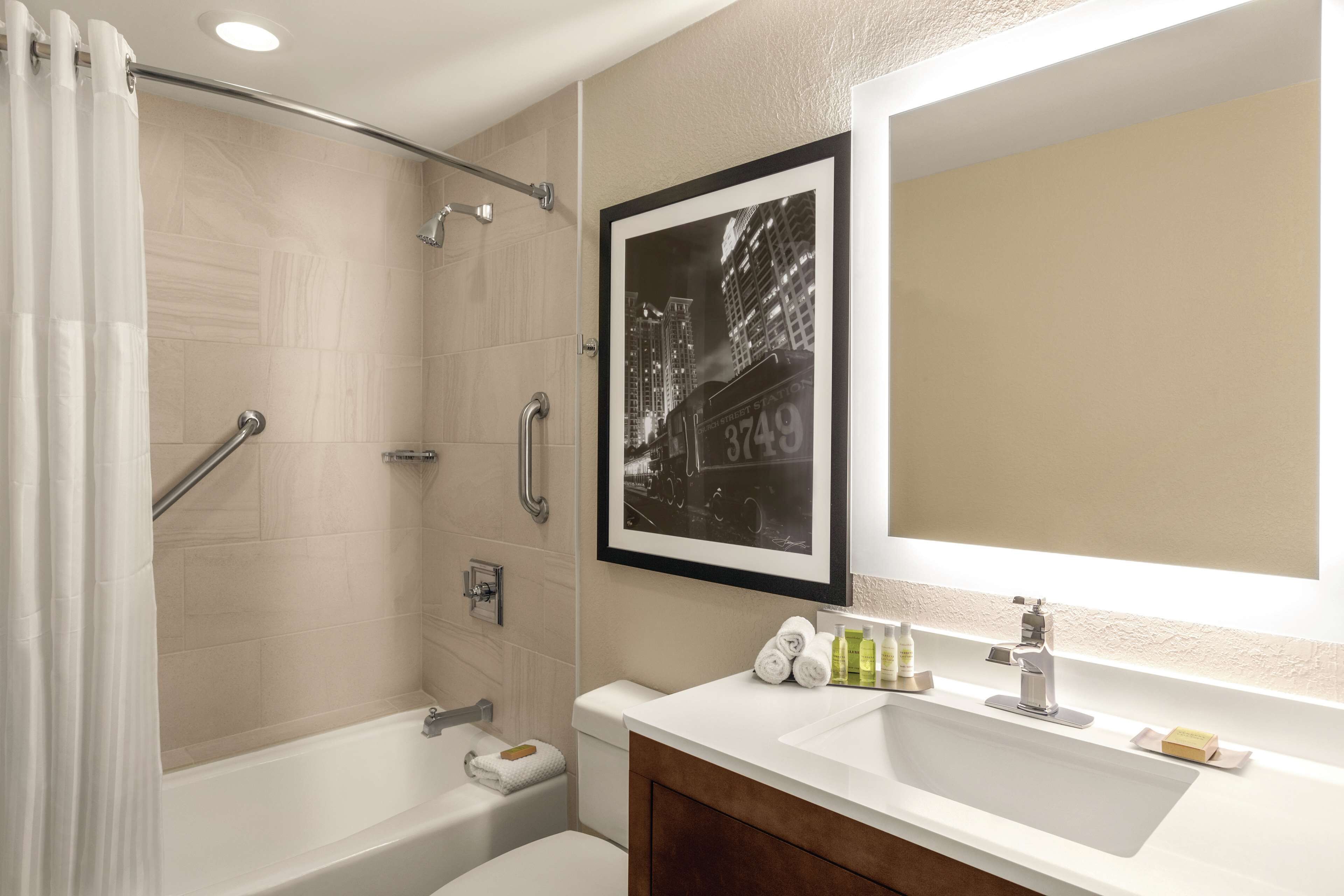 Junior Suite, 1 King Bed | Bathroom | Combined shower/tub, free toiletries, hair dryer, towels