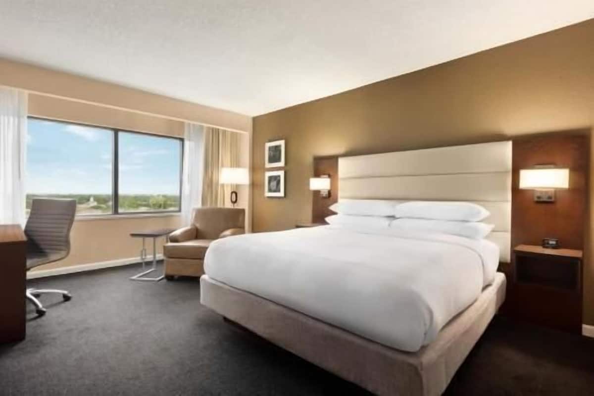 Pillowtop beds, in-room safe, desk, blackout drapes