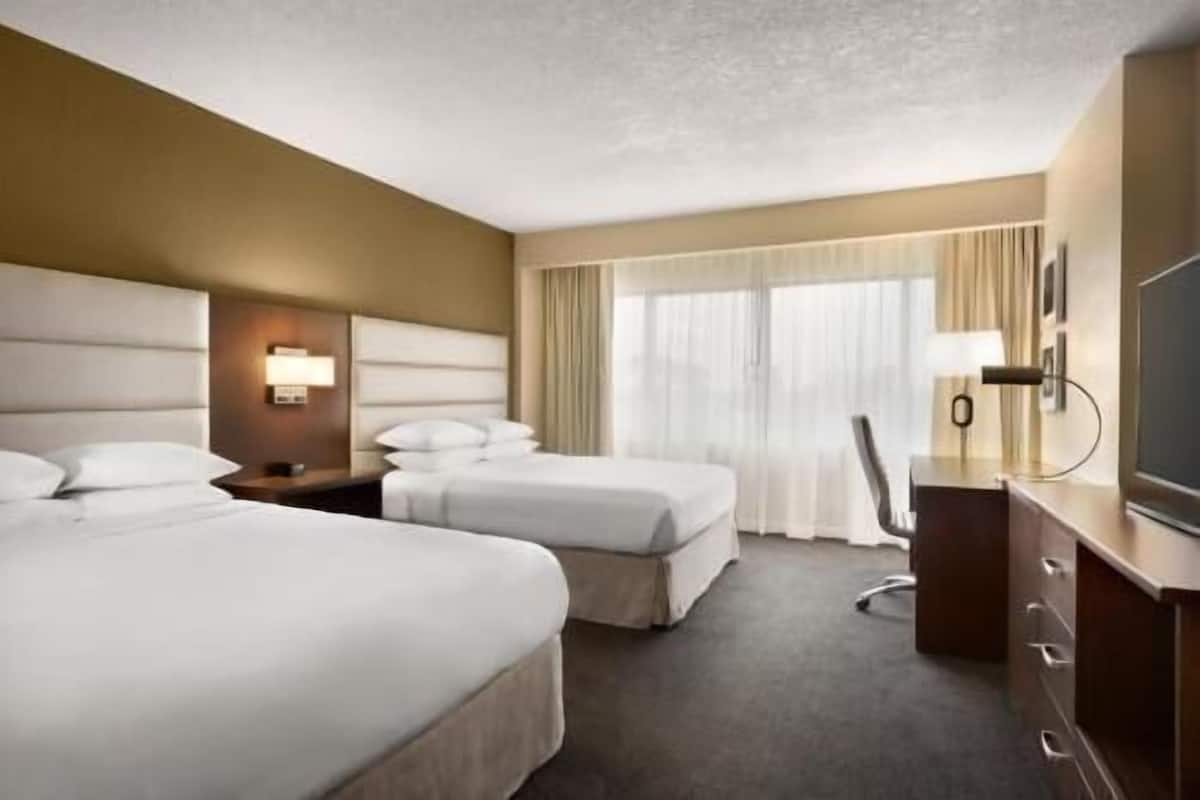 Pillowtop beds, in-room safe, desk, blackout drapes