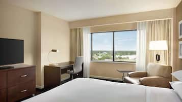 Room, 1 King Bed (High Floor) | Pillowtop beds, in-room safe, desk, blackout drapes