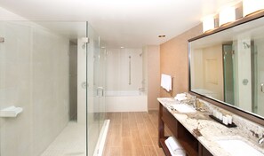 Suite, 1 habitación | Baño | Ducha y bañera combinadas y artículos de higiene personal gratuitos