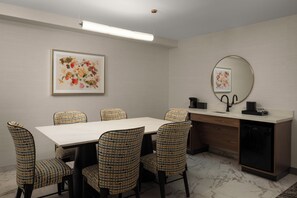 Interior - Embassy Suites by Hilton Cincinnati Northeast Blue Ash (Cincinnati)