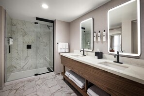 Suite, 1 Bedroom | Bathroom | Combined shower/tub, free toiletries, hair dryer, towels - Embassy Suites by Hilton Cincinnati Northeast Blue Ash (Cincinnati)