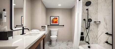Une salle de bain moderne avec un meuble-lavabo, des toilettes et une douche.
