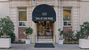 A hotel entrance with a black awning displaying the number 525 and the name "Inn at the Park". - Inn At The Park (San Diego)