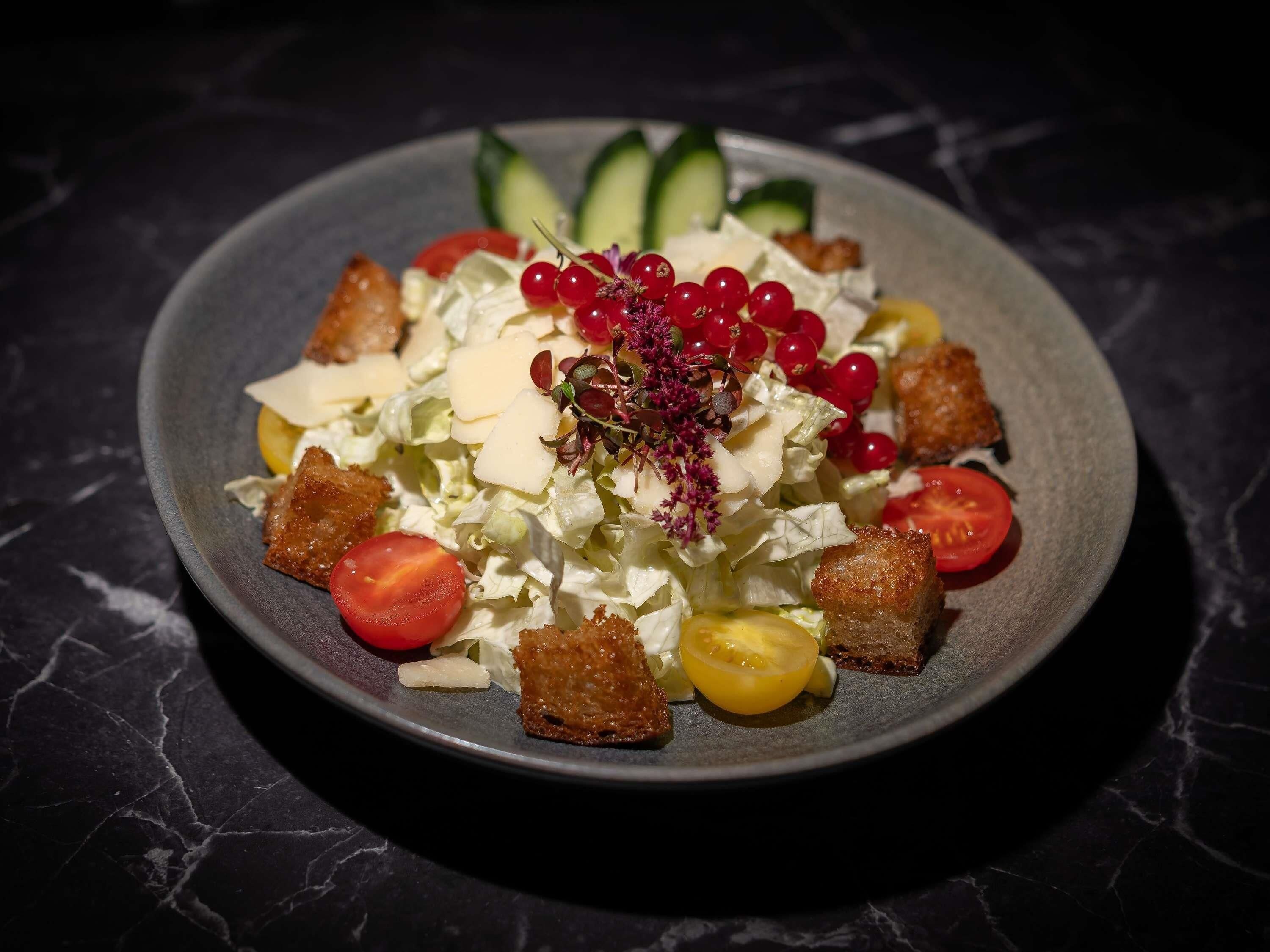 Un plato de comida con diversos ingredientes y adornos.