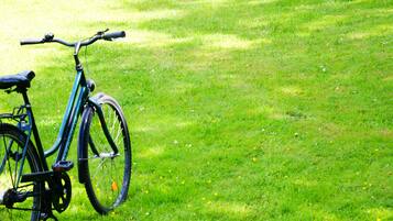 Una bicicleta aparcada en un césped.