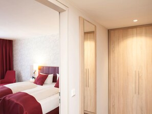 Ropa de cama hipoalergénica y caja de seguridad en la habitación 