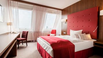 Hypo-allergenic bedding, in-room safe, desk, laptop workspace