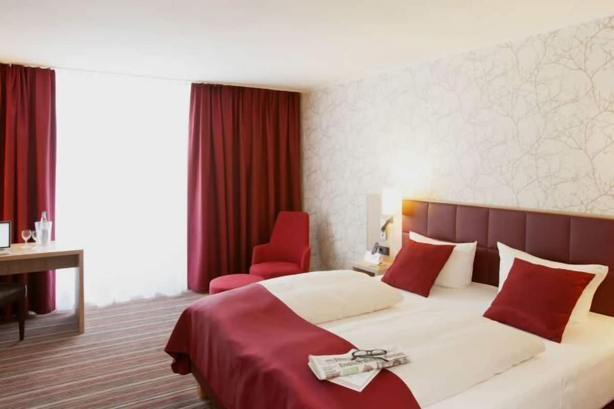 Hypo-allergenic bedding, in-room safe, desk, laptop workspace