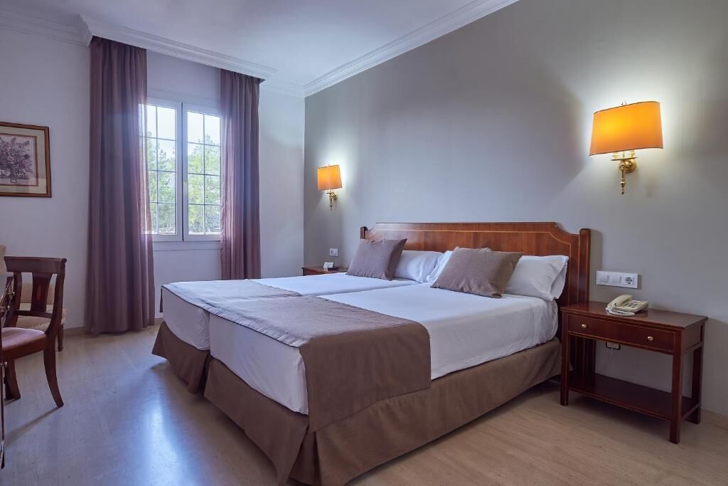 Een minibar, een kluis op de kamer, een bureau, verduisterende gordijnen