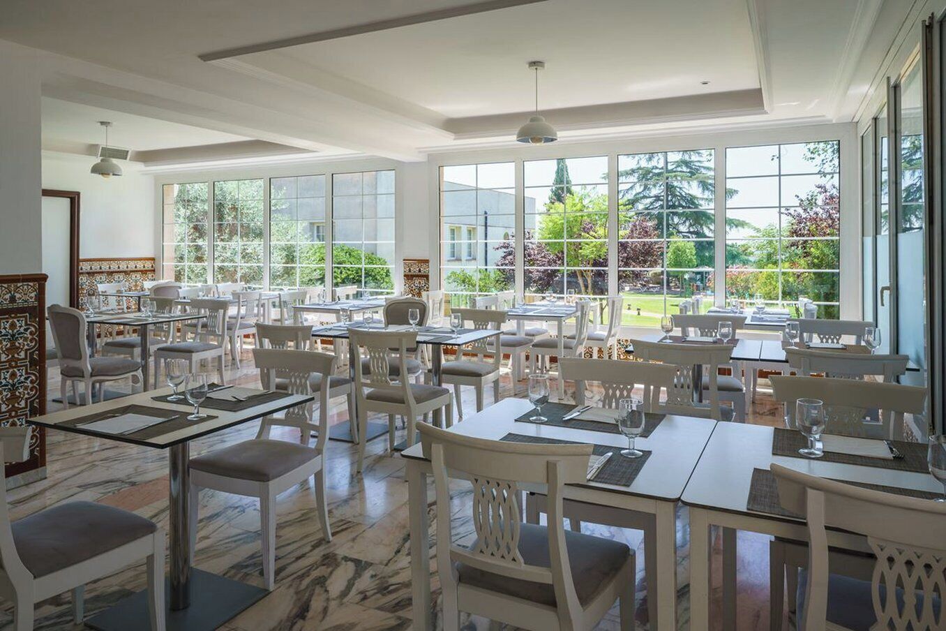 Déjeuner et dîner servis sur place