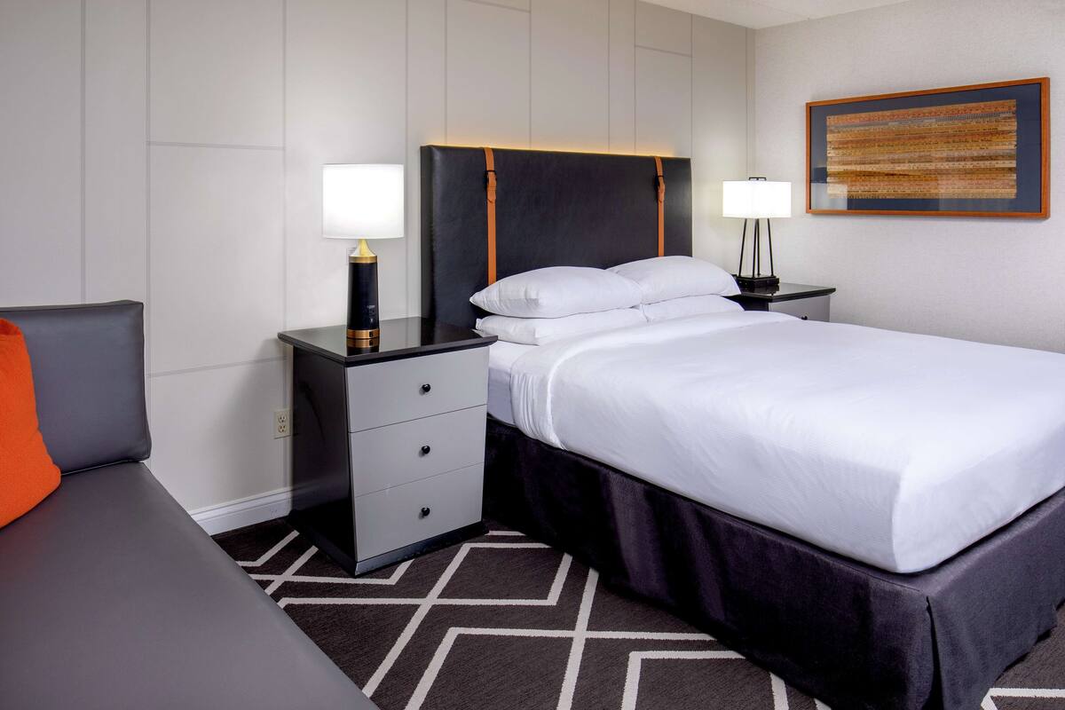 Room, 1 King Bed | Premium bedding, pillowtop beds, in-room safe, desk