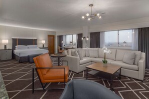 Junior Suite, 1 King Bed | Premium bedding, pillowtop beds, in-room safe, desk - Hilton Boston/Woburn (Woburn)