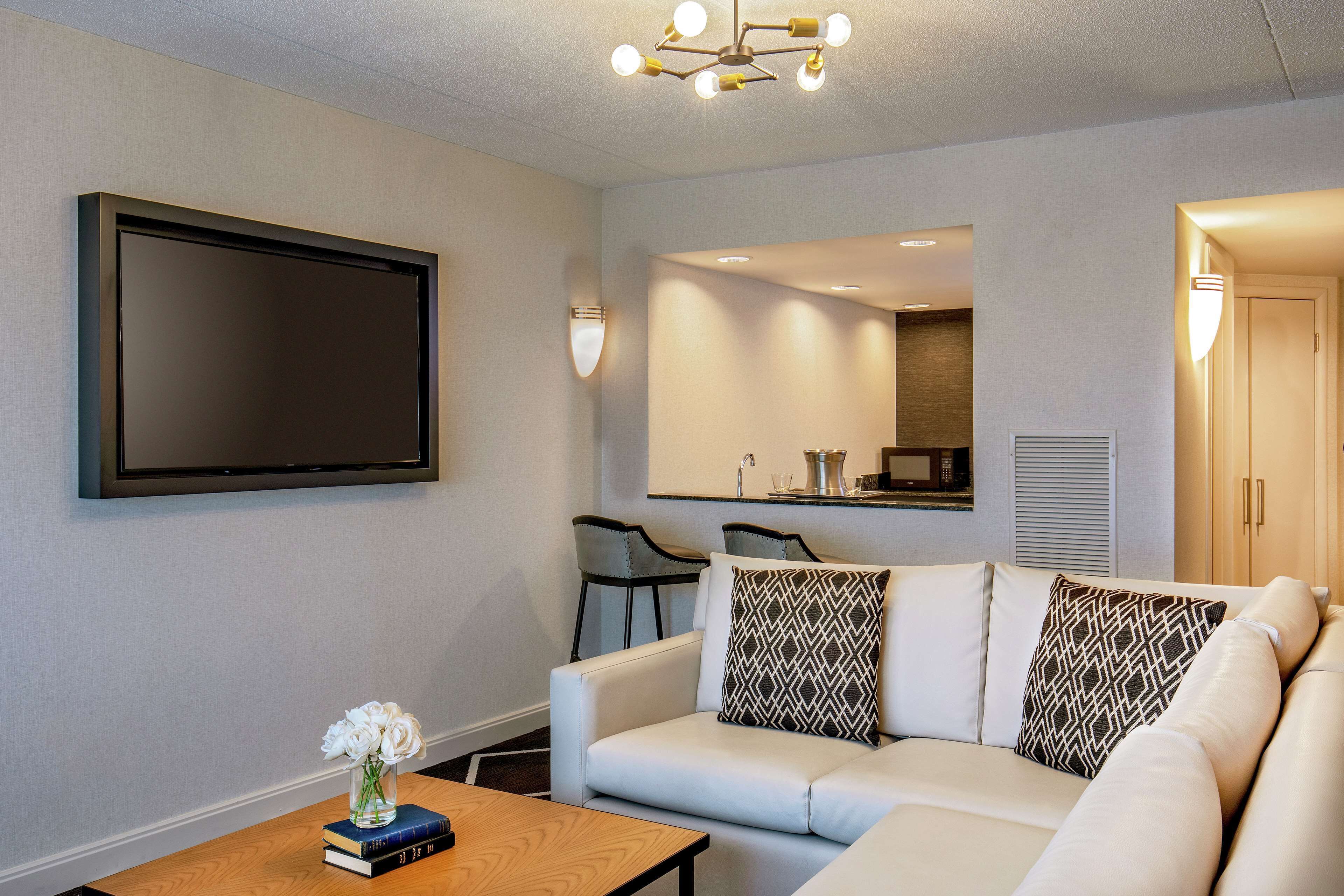 junior suite, 1 king bed | premium bedding, pillow-top beds, in-room safe, desk