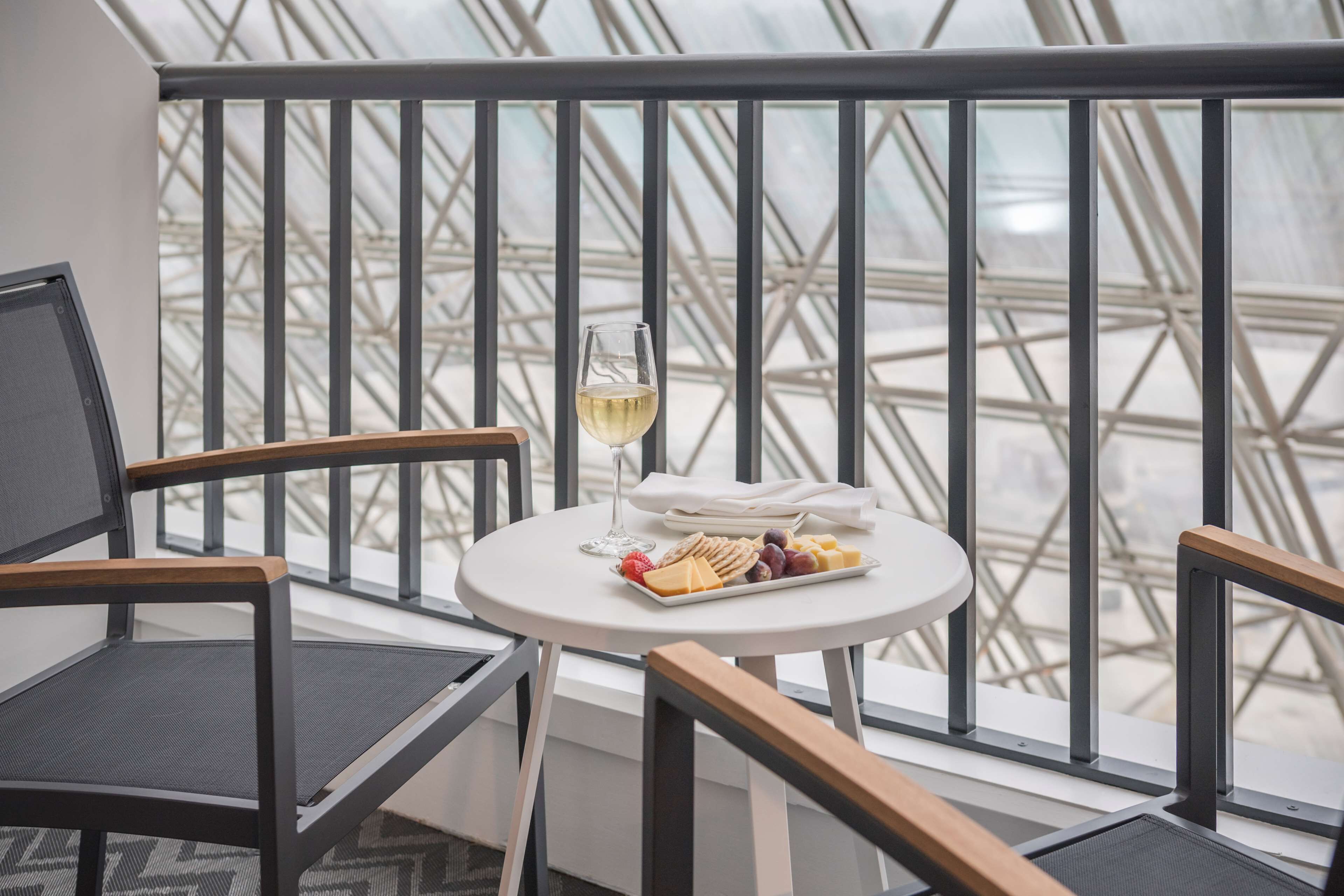 Een 55-inch lcd-televisie met satellietzenders en televisie