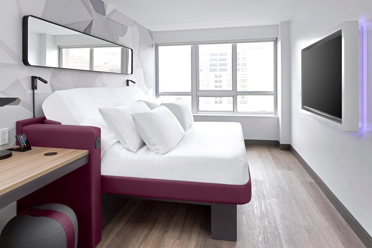Premium bedding, in-room safe, desk, laptop workspace