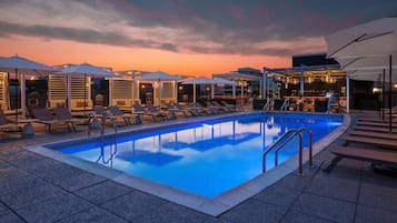 Sæsonbestemt udendørs pool, hytter (tillægsgebyr), parasoller