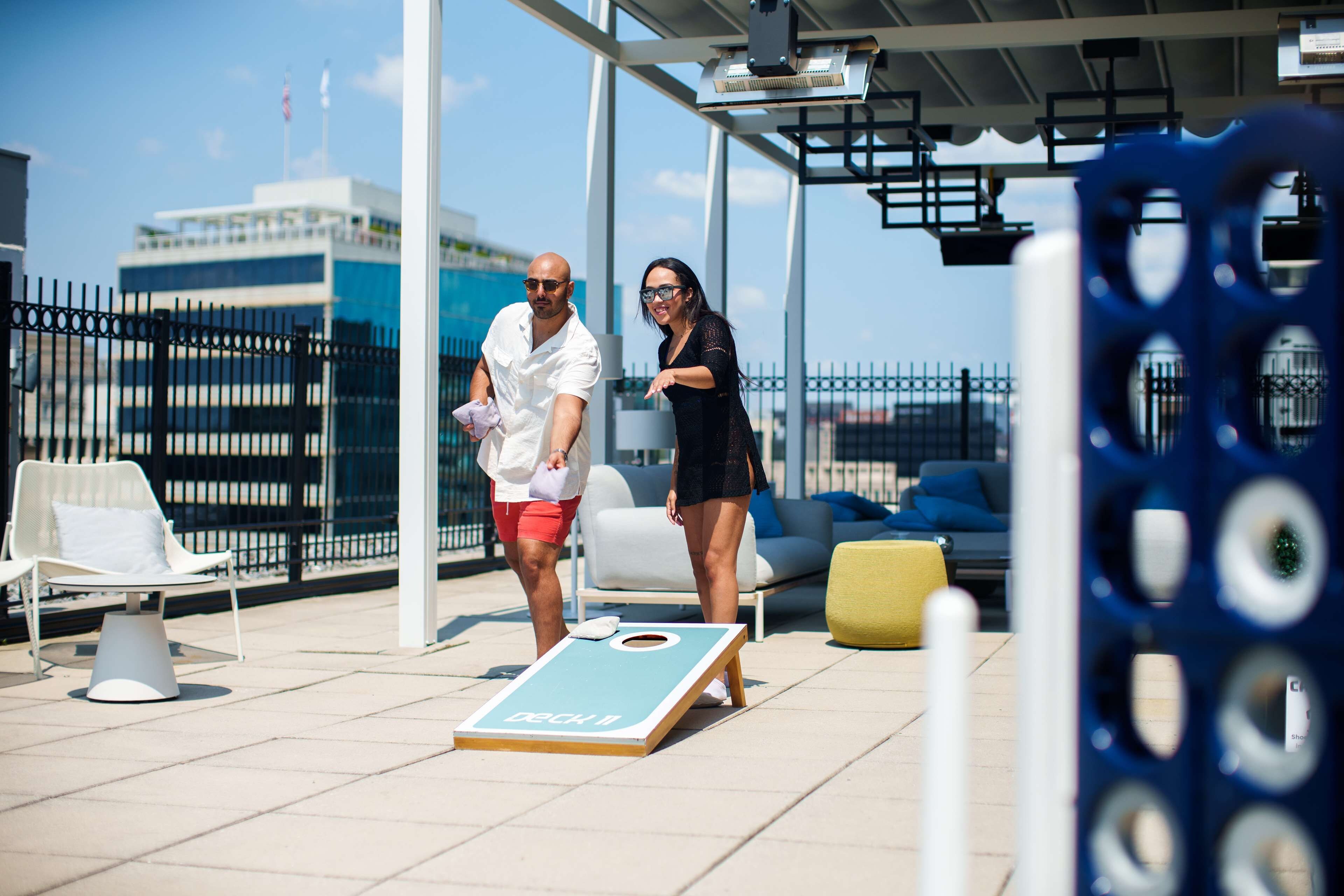 Une terrasse avec des sièges extérieurs et une table de jeu de palet.