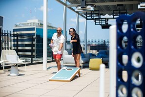 Terraza con asientos exteriores y mesa para jugar al shuffleboard.