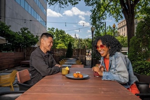 Se sirven comidas, cenas, brunch y cocina americana