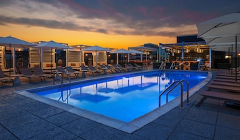 Piscina stagionale all'aperto, cabanas (a pagamento)