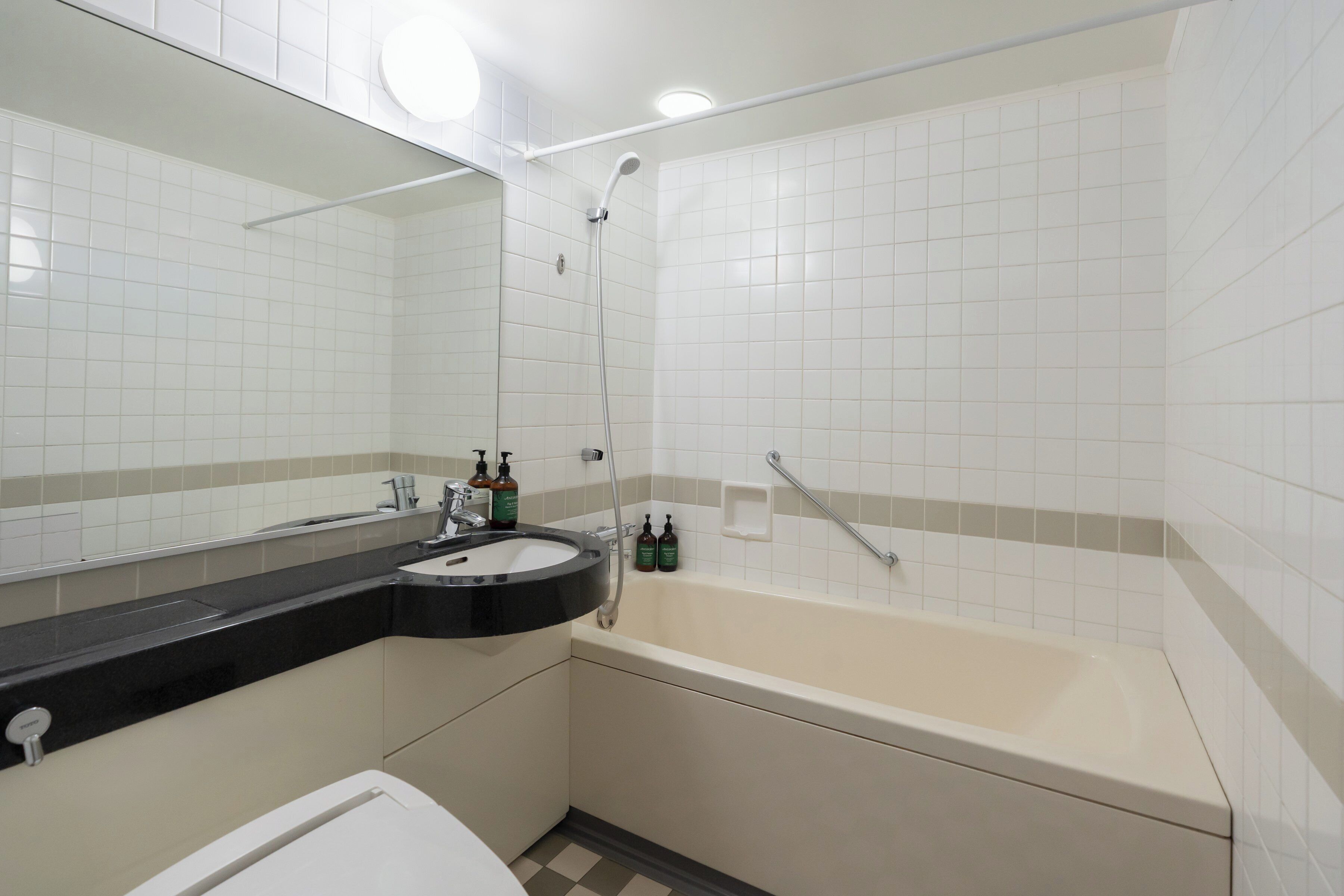 Seprai premium, selimut bulu angsa, brankas, dan meja kerja