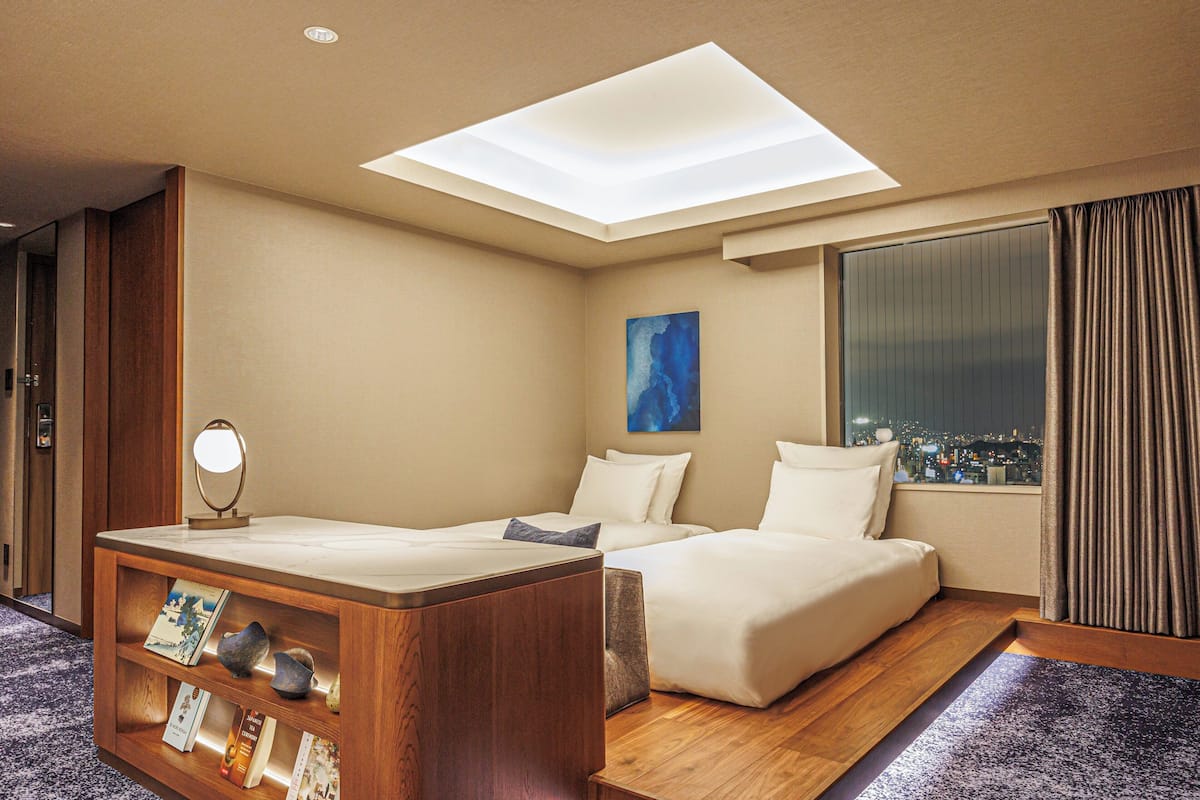 Suite Junior, 2 lits jumeaux, accessible aux personnes à mobilité réduite, accÚs au bar-salon | Literie de qualité, couette en duvet, coffre-fort, bureau