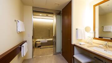 Un baño moderno con ducha, lavabo y espejo.