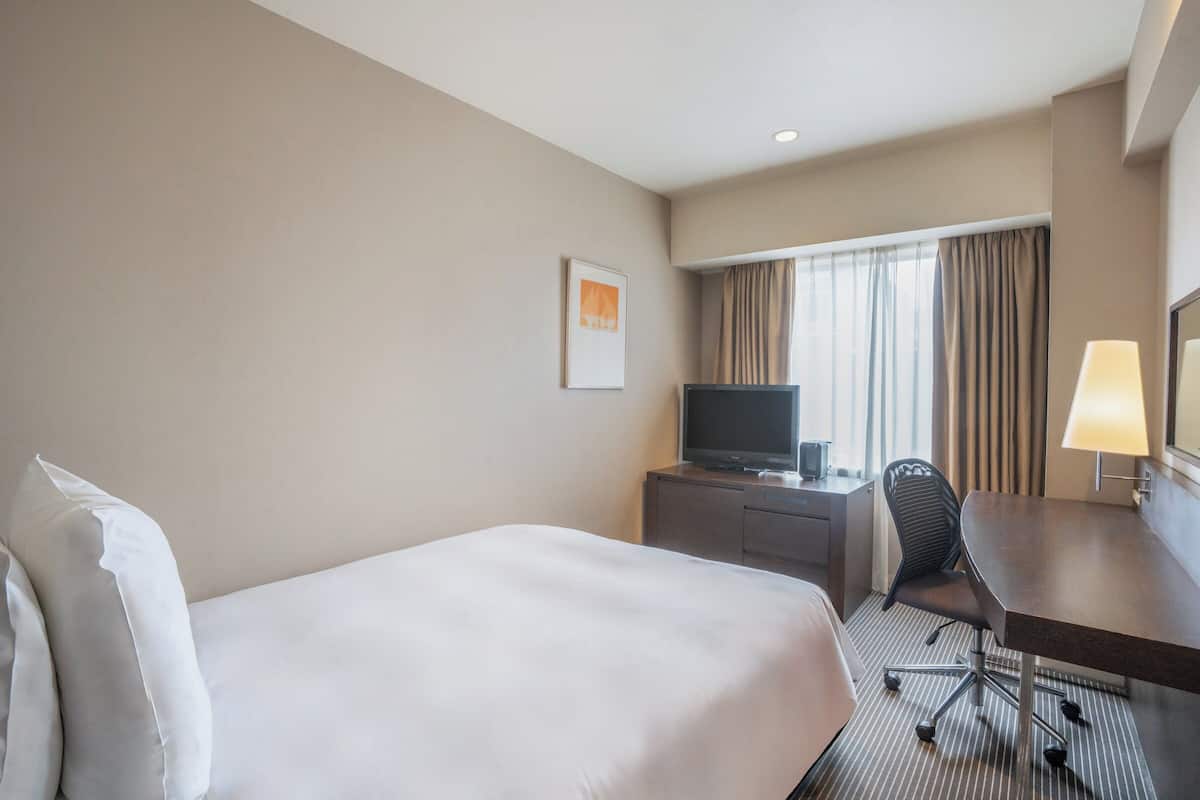 1 bedroom, premium bedding, down comforters, in-room safe