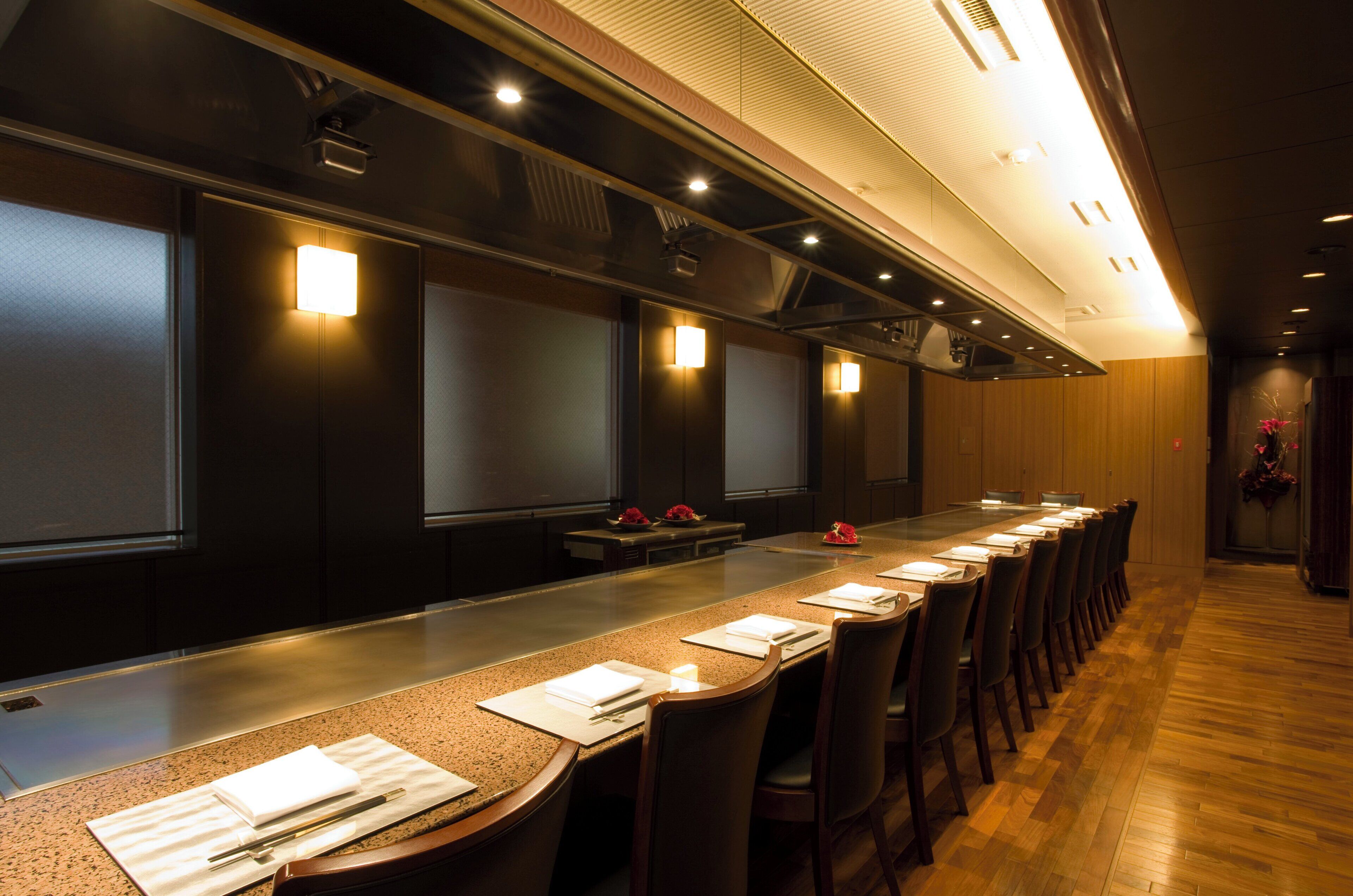 3 restaurants, breakfast served