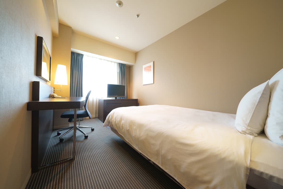 1 bedroom, premium bedding, down comforters, in-room safe